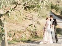 Bride and groom kissing in Tuscany