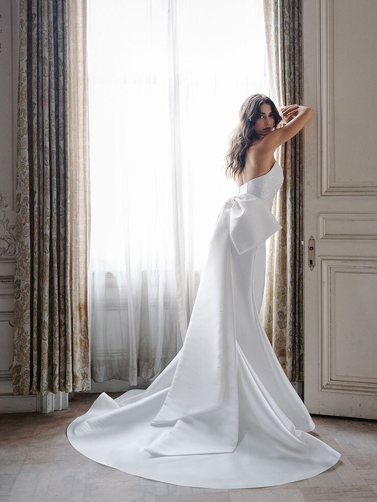 Oversized bow from Anne Barge