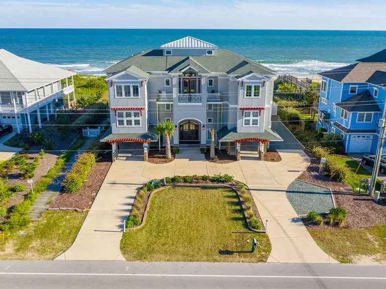 Topsail Manor wedding venue in Topsail Beach, North Carolina